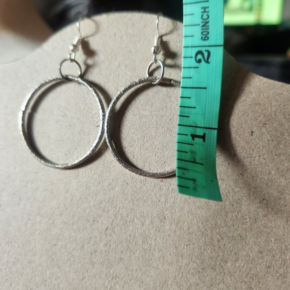 1.5" Silver Tone Hook Hoop Dangle Earrings Artisan NWT Tony Alexander Jewelry - Picture 3 of 3